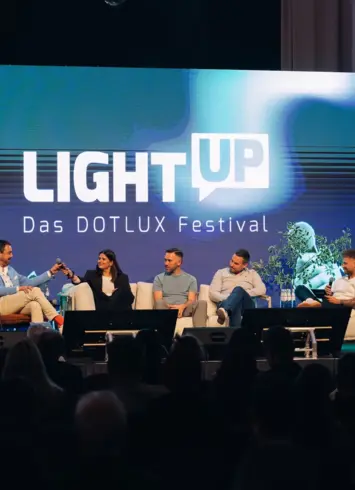 Fünf Menschen auf einer Bühne