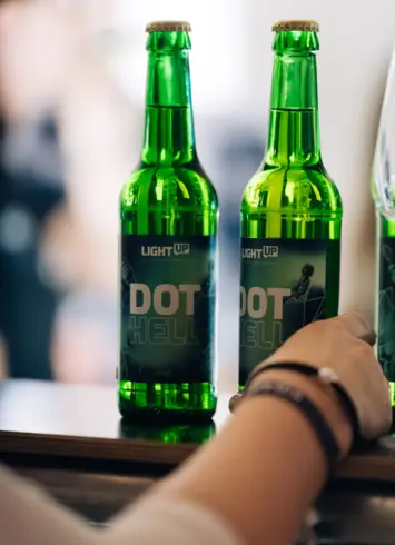 Zwei Bierflaschen, auf denen DOTHELL steht